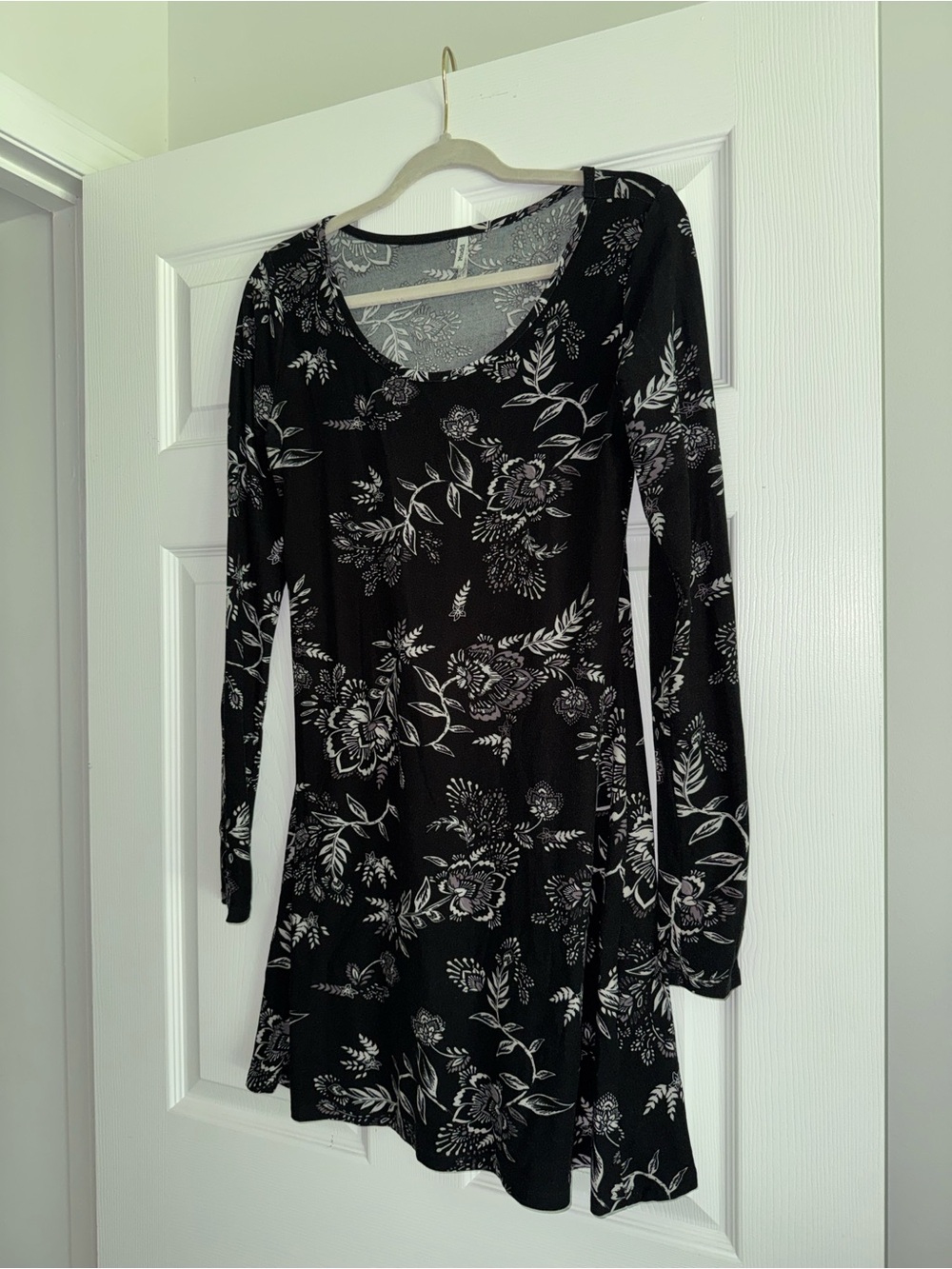 Mudd Black Floral Long Sleeve Scoop-Neck Dress